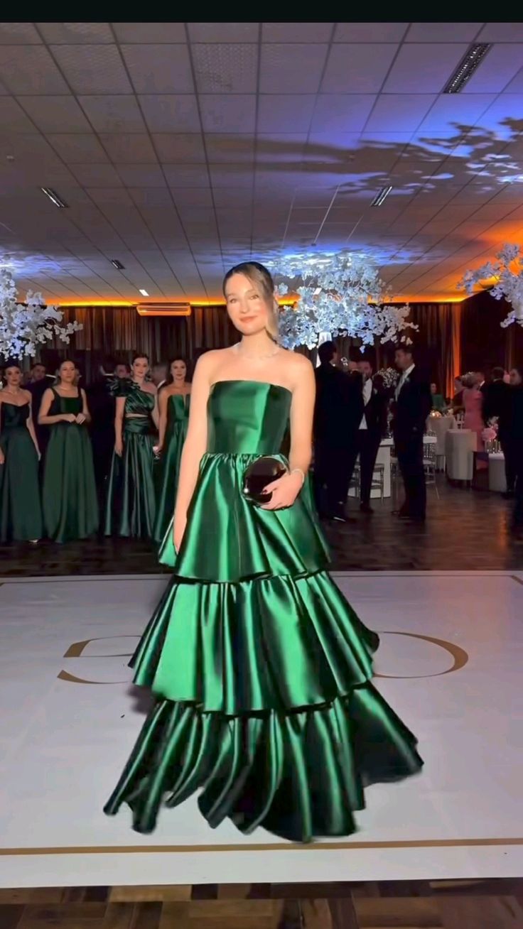 Sexy Ball Gown Strapless Emerald Green Ruffle Multi-Layer Long Prom Dress Satin Formal Party Prom Dresses AB381