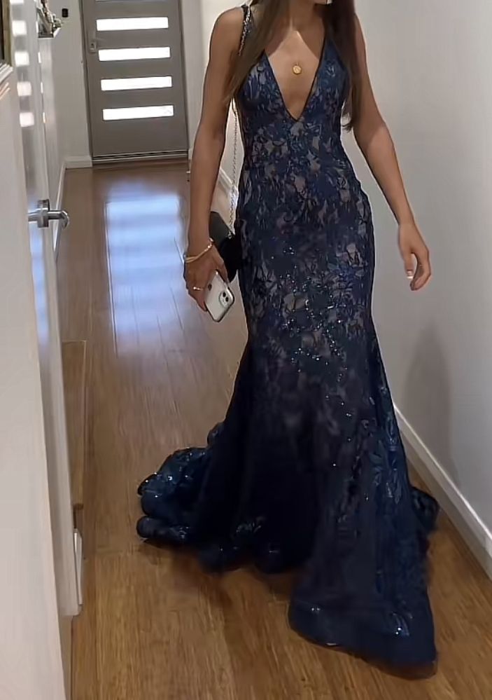 Robe de soirée sirène à décolleté plongeant en V, bretelles larges, longueur au sol, ornée de paillettes et de fleurs au crochet AB708