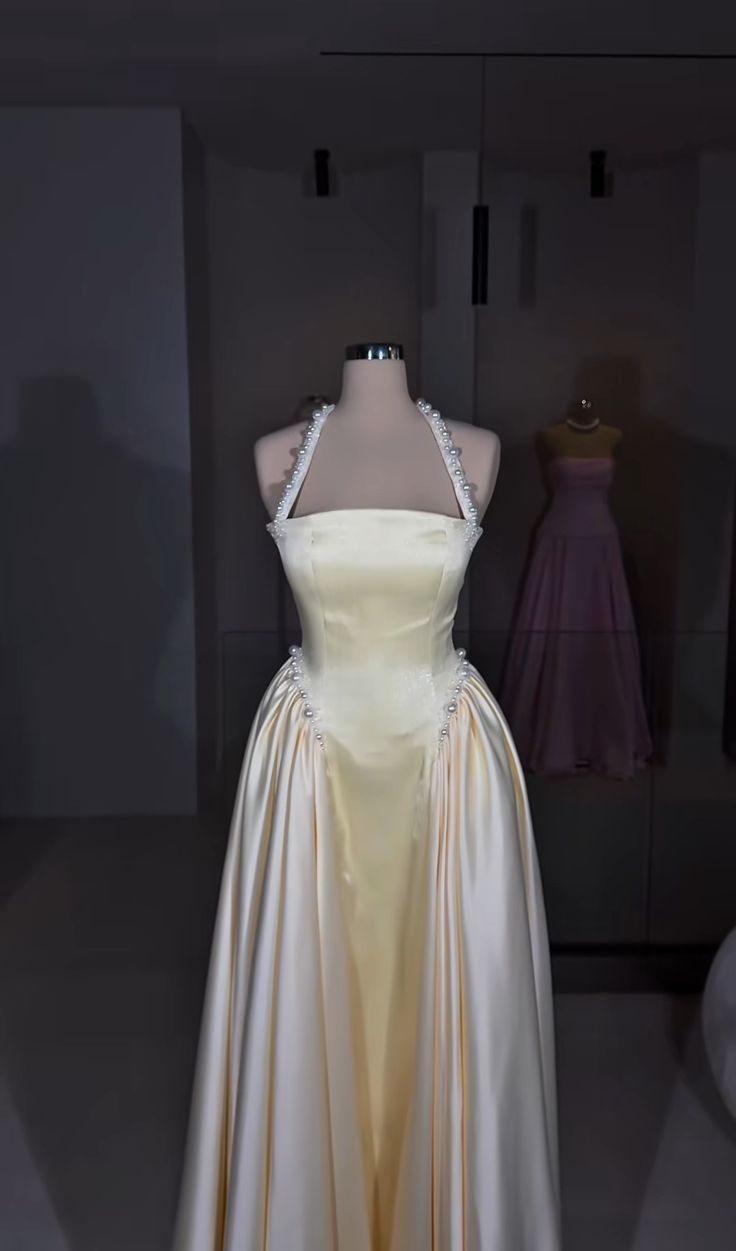 Magnifique robe de bal longue en satin à col halter et coupe trapèze - Inspiration robe de soirée AB078