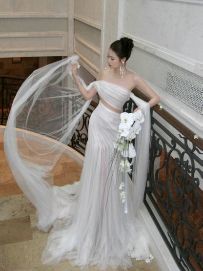 Schlichtes, schulterfreies Meerjungfrauen-Brautkleid aus weißem Tüll mit Falten und Raffungen – ein märchenhaftes Brautkleid (Modell N066)