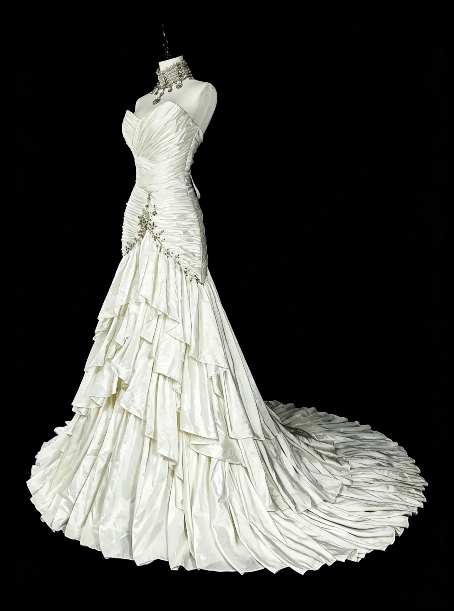 Unique Wedding Dresses Mermaid Sweetheart Satin Layers Tiered Sleeveless White Long Brides Dress N3513