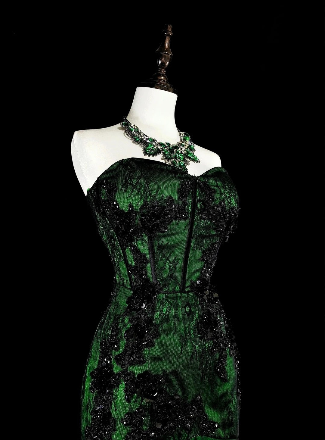 Robe de bal longue vintage années 1760, style sirène, bustier vert avec appliques noires N1606
