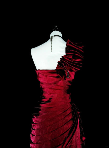 Vintage Meerjungfrauen-Abschlussballkleider One Shoulder Dunkelburgunder Satin mit Perlenstickerei 90er Jahre Langes Abendkleid N2710