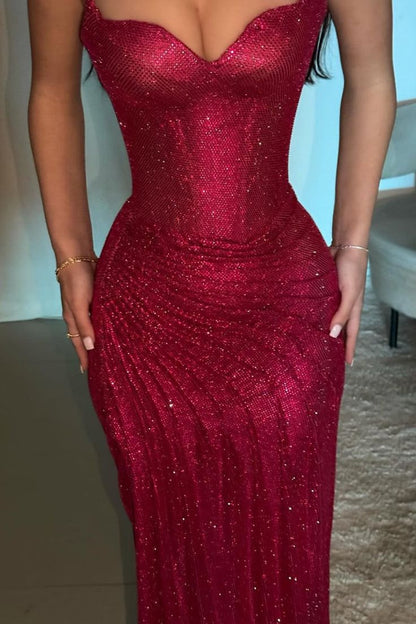 Robe de bal moulante rose fuchsia à paillettes 2026, décolleté cœur, bretelles spaghetti, fronces et fente latérale, modèle AB494