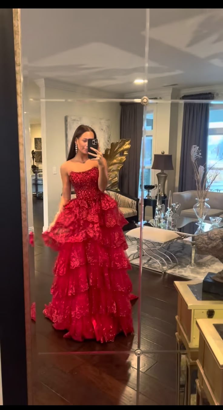 Robe de bal chic sans bretelles en dentelle rose fuchsia, longue et élégante, idéale pour les soirées et les bals de fin d'année. Tenue de soirée raffinée pour adolescentes (AB2129).