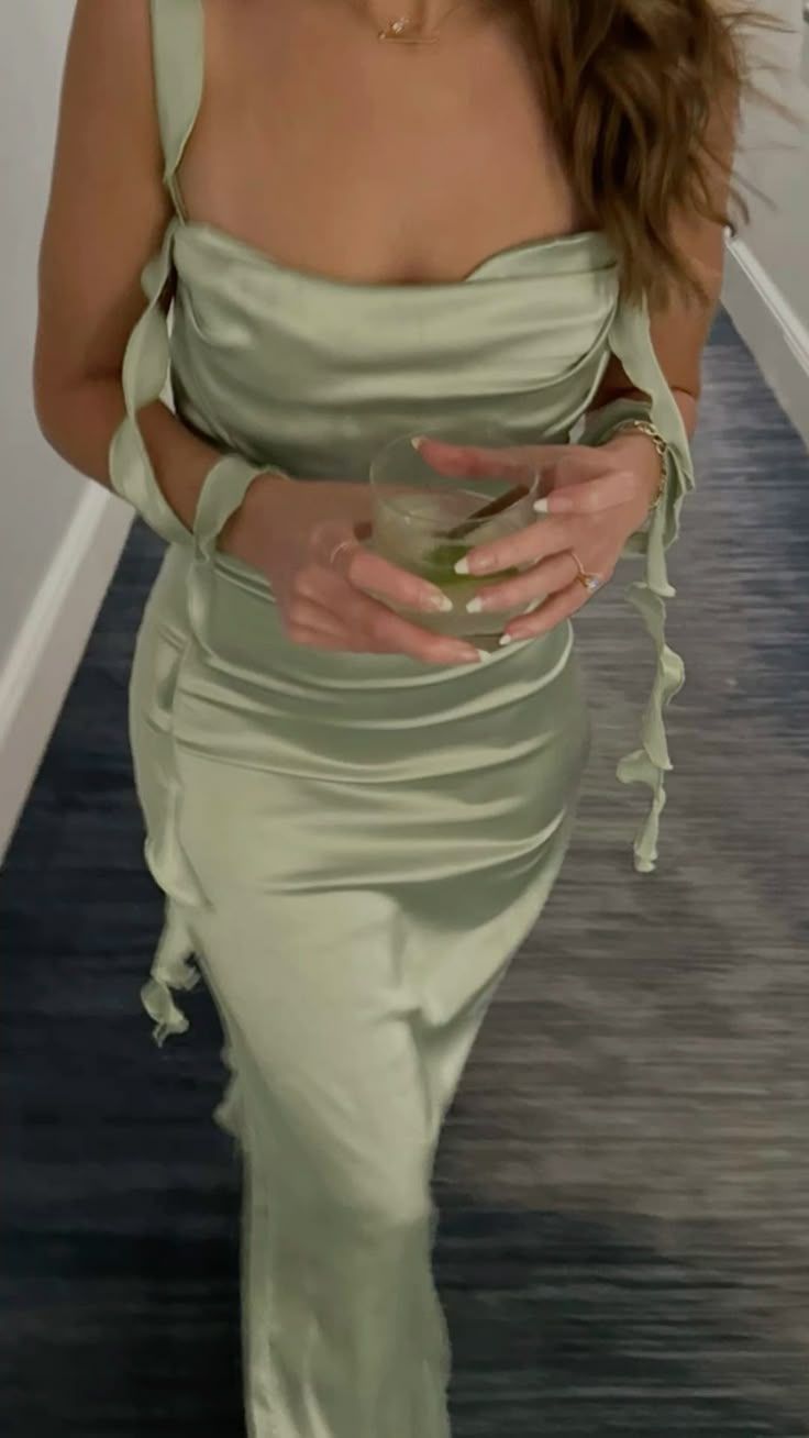 Bezauberndes Meerjungfrauen-Kleid mit eckigem Ausschnitt, salbeigrünem Satin, ärmellos, langes Kleid, Inspiration für Hochzeitsgäste und Geburtstagsoutfits N1540
