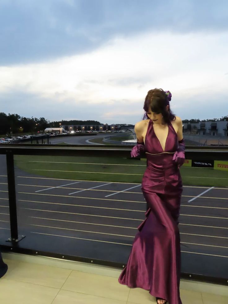 Vintage Meerjungfrauen-Halterkleid aus traubenfarbenem Satin mit Perlen, langes formelles Ballkleid, 22. Geburtstagskleid AB1317