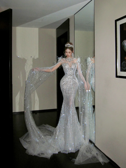 Robe de mariée sirène scintillante à manches longues et sequins, avec cape et plumes, robe de conte de fées N052