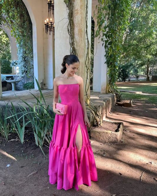 Robe de bal élégante rose fuchsia sans bretelles, fendue, plissée et sans manches, coupe trapèze, idéale pour une soirée formelle (AB435)