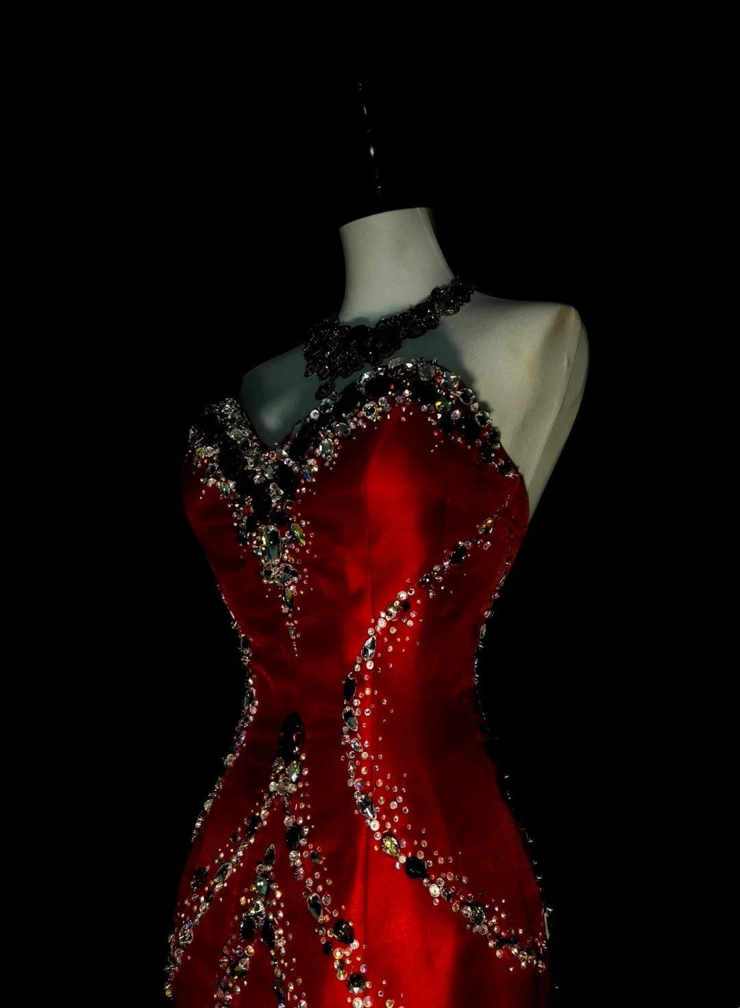 Robe de bal rétro sirène en satin rouge, décolleté cœur, ornée de perles et sans manches, style années 70, robe de soirée longue et élégante N1492