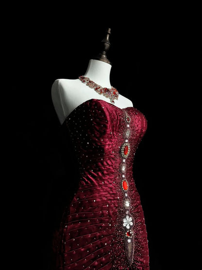 Robe de bal rétro sirène bustier cœur en satin bordeaux vin avec perles et sans manches, style années 70, robe de soirée longue et formelle N1493