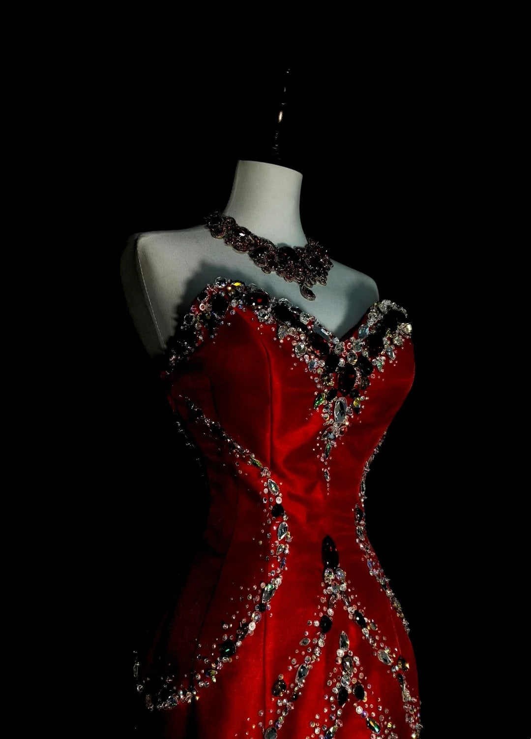 Robe de bal rétro sirène en satin rouge, décolleté cœur, ornée de perles et sans manches, style années 70, robe de soirée longue et élégante N1492
