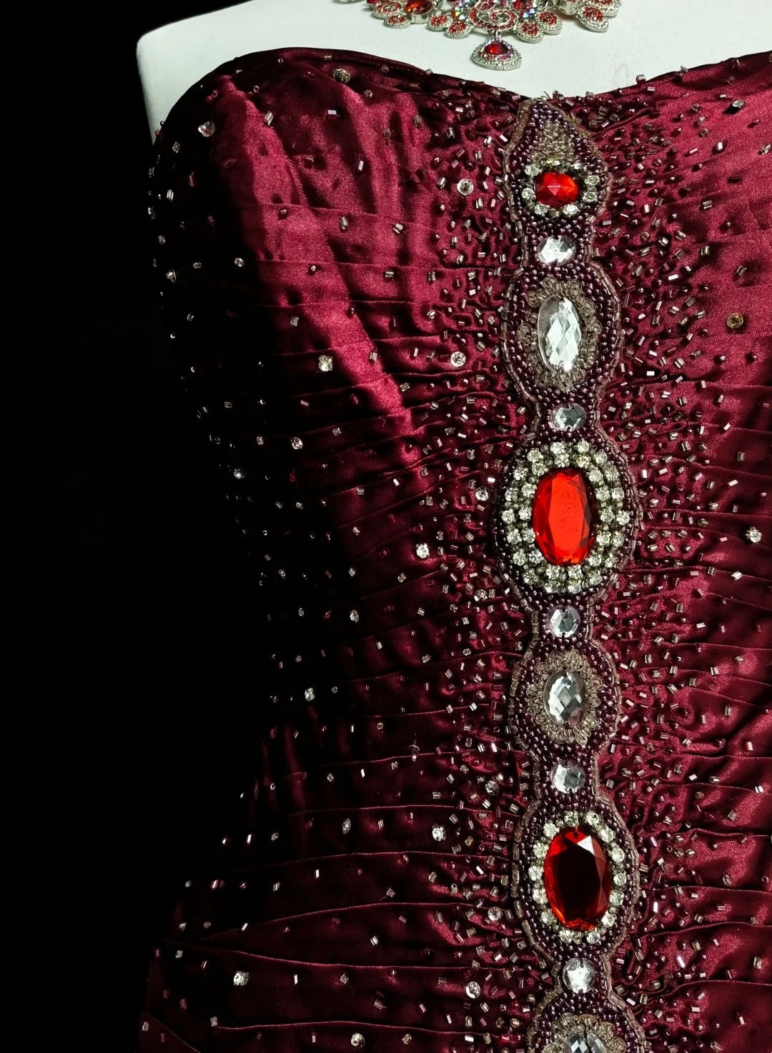 Robe de bal rétro sirène bustier cœur en satin bordeaux vin avec perles et sans manches, style années 70, robe de soirée longue et formelle N1493