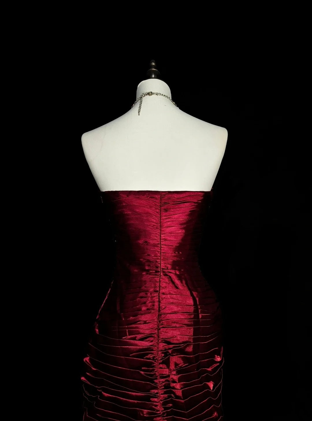 Robe de bal rétro sirène bustier cœur en satin bordeaux vin avec perles et sans manches, style années 70, robe de soirée longue et formelle N1493