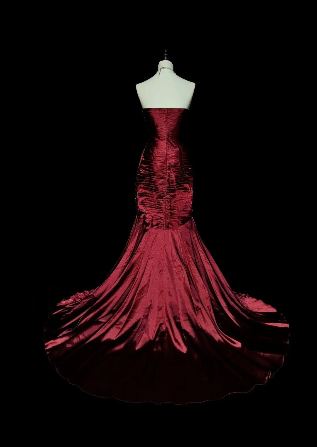 Robe de bal rétro sirène bustier cœur en satin bordeaux vin avec perles et sans manches, style années 70, robe de soirée longue et formelle N1493