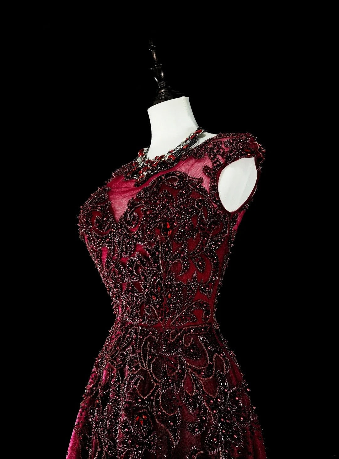Robe de bal longue vintage années 70, coupe trapèze, en tulle bordeaux ornée de perles, référence N1844