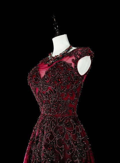 Robe de bal longue vintage années 70, coupe trapèze, en tulle bordeaux ornée de perles, référence N1844