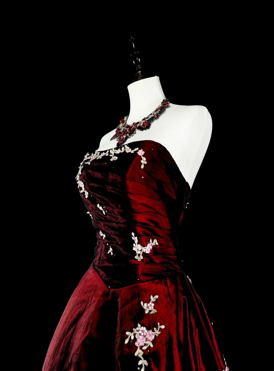 Vintage-Abendkleider im Stil der 1950er Jahre: Elegantes, trägerloses, burgunderrotes Ballkleid in Langform – Inspiration für die Abendgala (Modell N1996)