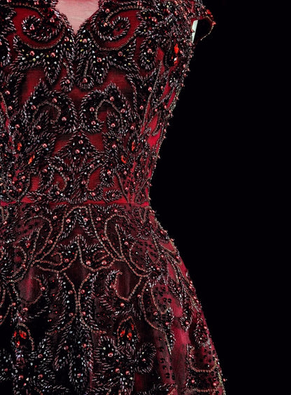 Robe de bal longue vintage années 70, coupe trapèze, en tulle bordeaux ornée de perles, référence N1844