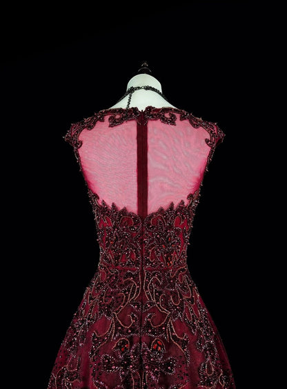 Robe de bal longue vintage années 70, coupe trapèze, en tulle bordeaux ornée de perles, référence N1844