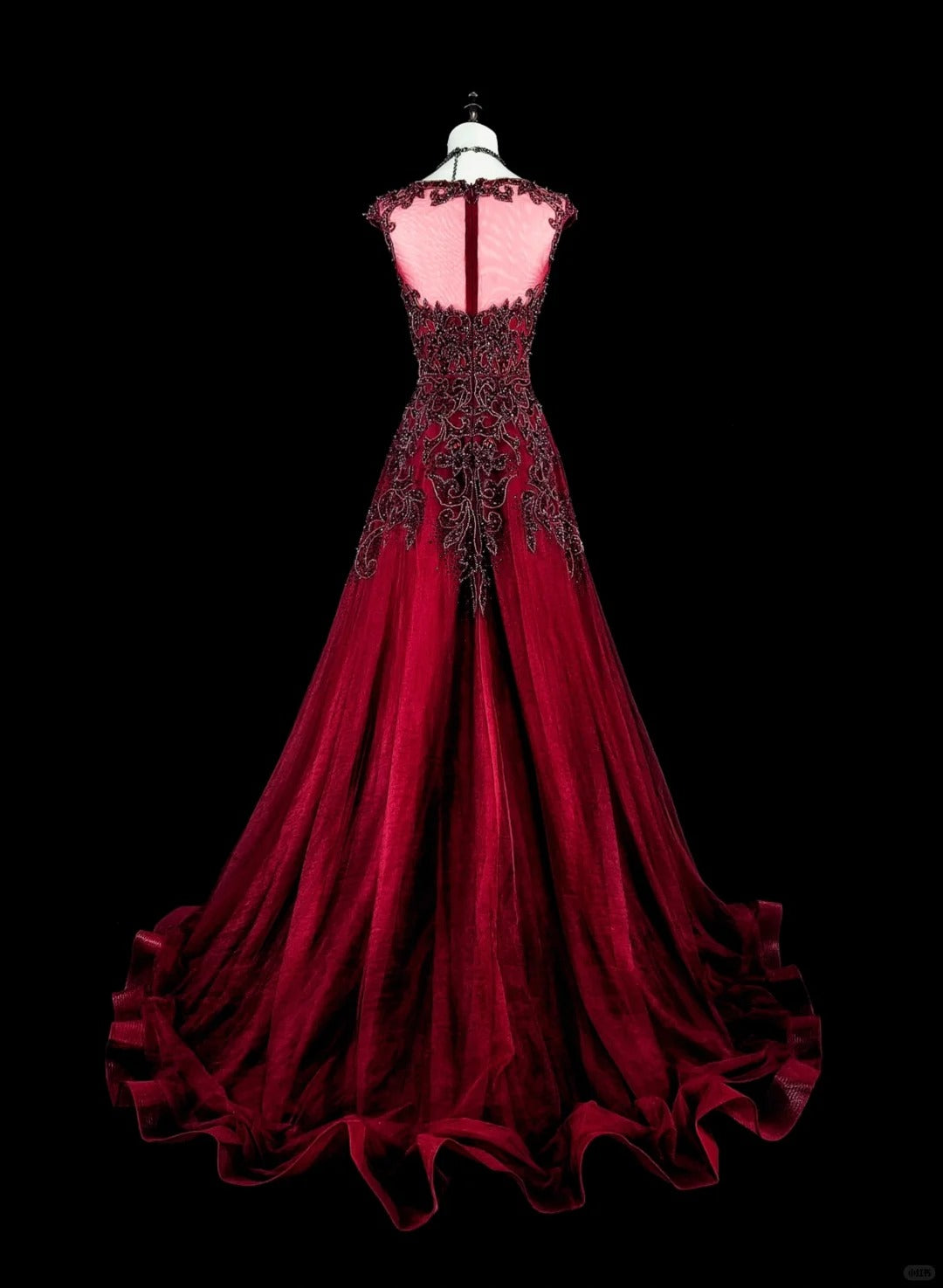 Robe de bal longue vintage années 70, coupe trapèze, en tulle bordeaux ornée de perles, référence N1844