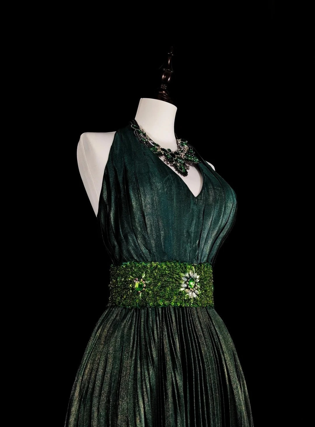 Vintage A-Linien-Halterkleid, grün, plissiert mit Perlen, ärmellos, 80er-Jahre-Stil, langes formelles Abendkleid N1465
