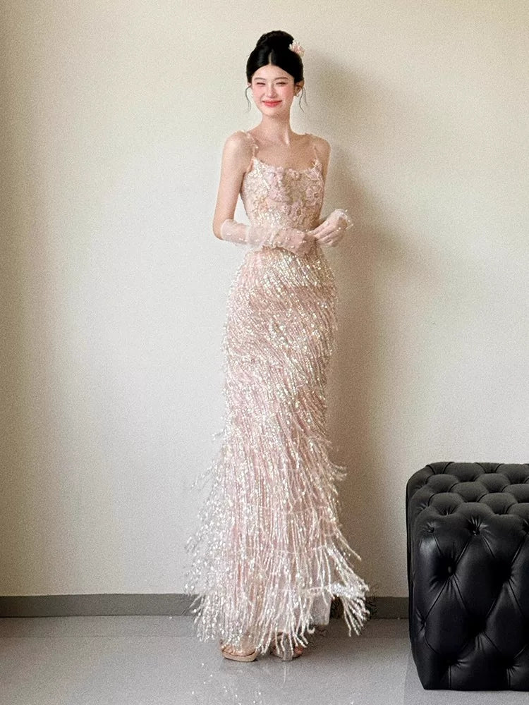 Robe de bal rose sans manches à paillettes, coupe trapèze, bretelles spaghetti, pompons et perles : inspiration pour une longue soirée ou un 18e anniversaire (AB2217)