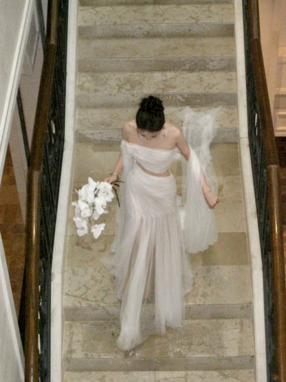 Schlichtes, schulterfreies Meerjungfrauen-Brautkleid aus weißem Tüll mit Falten und Raffungen – ein märchenhaftes Brautkleid (Modell N066)