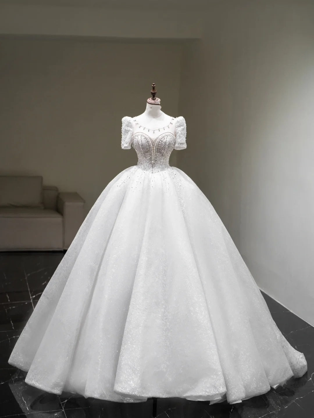 Prinzessinnen-Hochzeitskleid, Ballkleid mit U-Boot-Ausschnitt, weißer Glitzertüll mit perlenbesetztem Oberteil, kurze Ärmel, figurbetontes Brautkleid N646