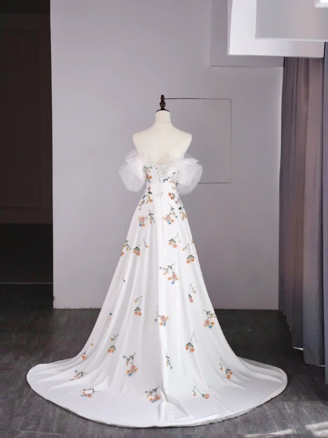 Elegantes, weißes College-Kleid in A-Linie mit herzförmigem Ausschnitt, Blumenmuster und langen Ärmeln – ideal für Teenager, zum Abschlussball oder als Ballkleid (N1172)