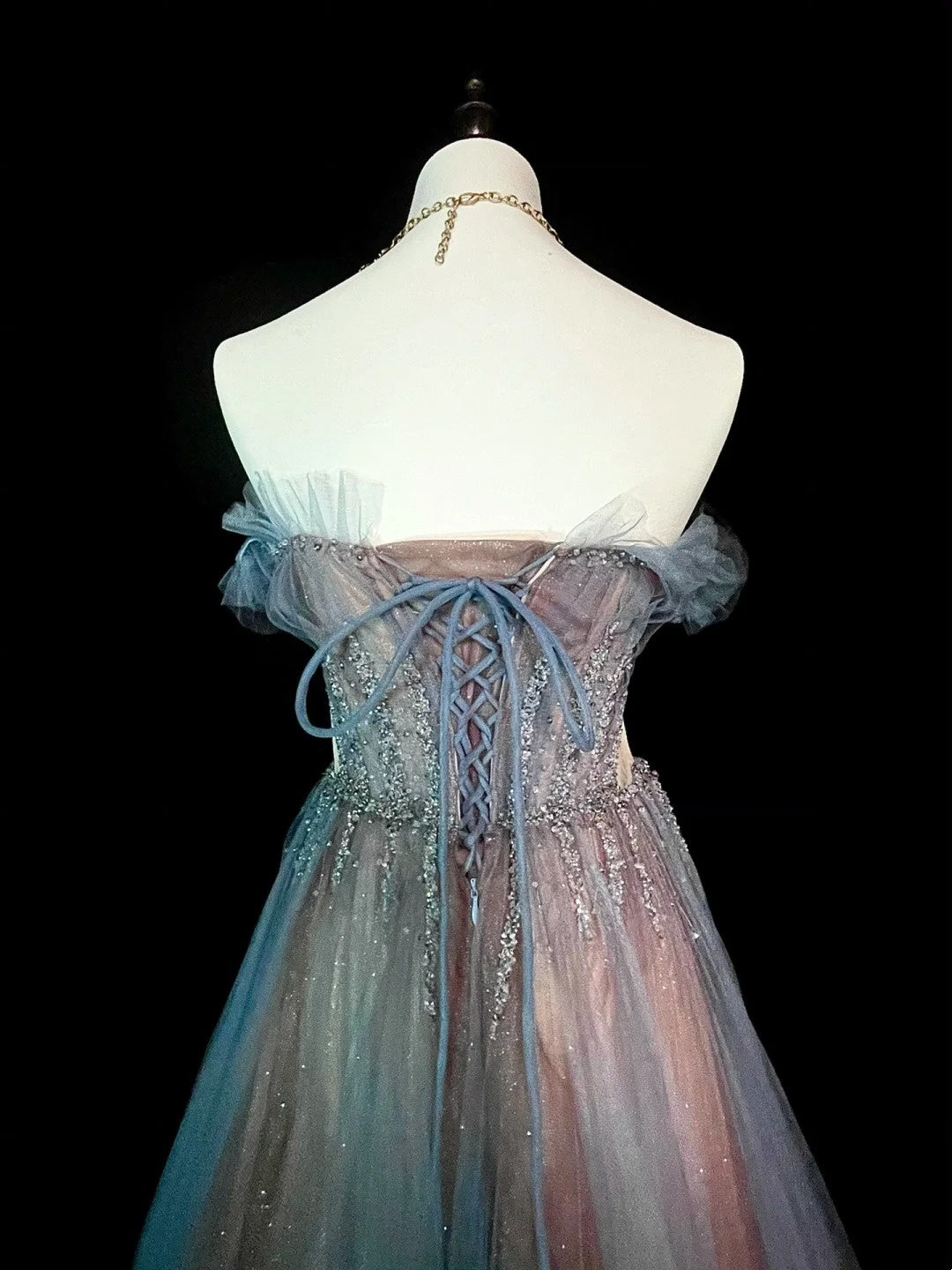 Robe de bal longue plissée, coupe trapèze, épaules dénudées, cape, manches en tulle, style années 1760, N1584