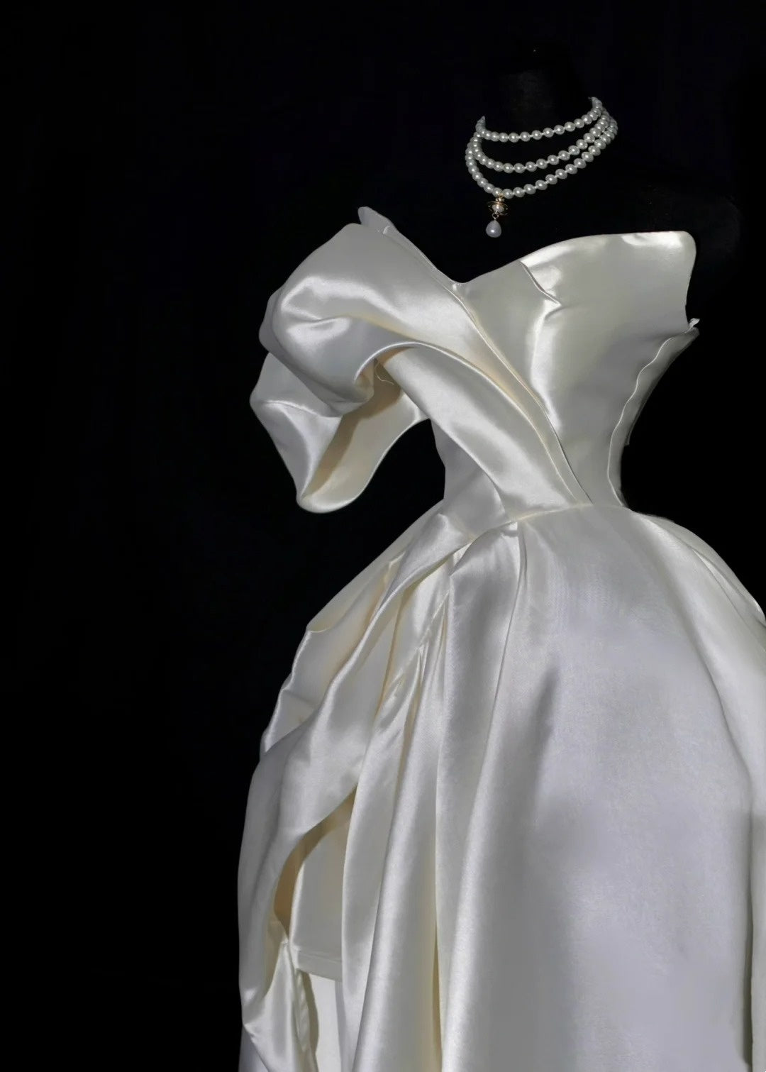 Klassisches Brautkleid, Ballkleid, Herzausschnitt, Satin, asymmetrischer Saum, figurbetontes Brautkleid AB2533