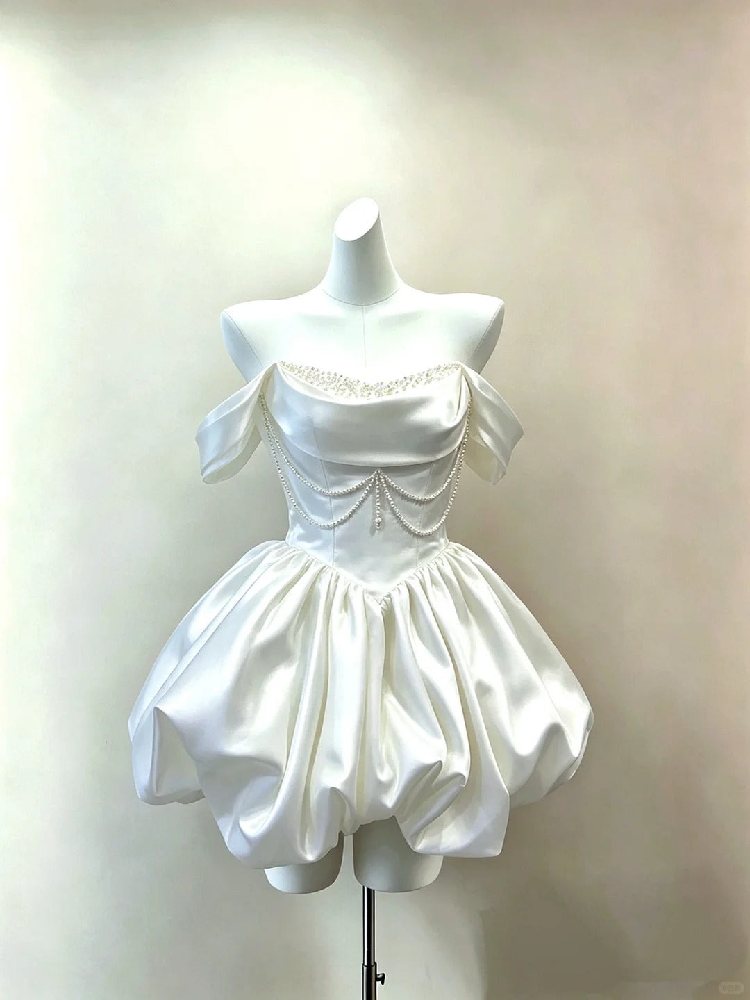 Wunderschöne kurze Homecoming-Kleider, Ballkleid, schulterfrei, weiß, semi-formal, Abschlussfeier, Hoco-Outfit RB4710