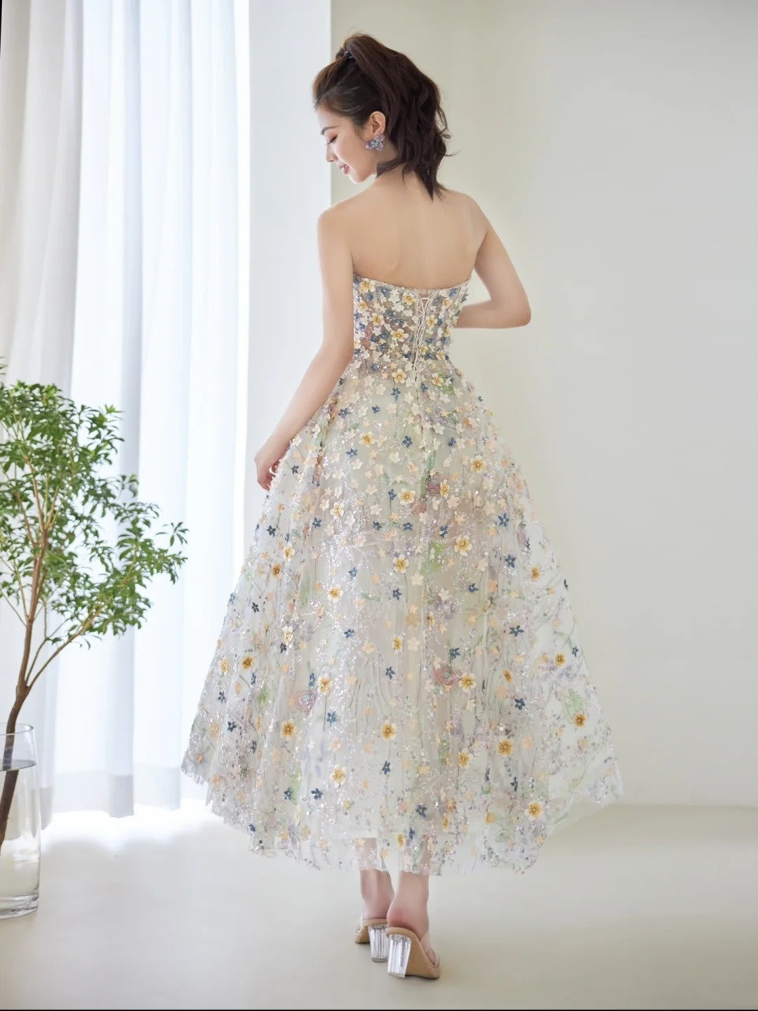 Robe de bal ravissante en tulle fleuri, décolleté cœur, longueur thé, inspiration tenue de soirée N303