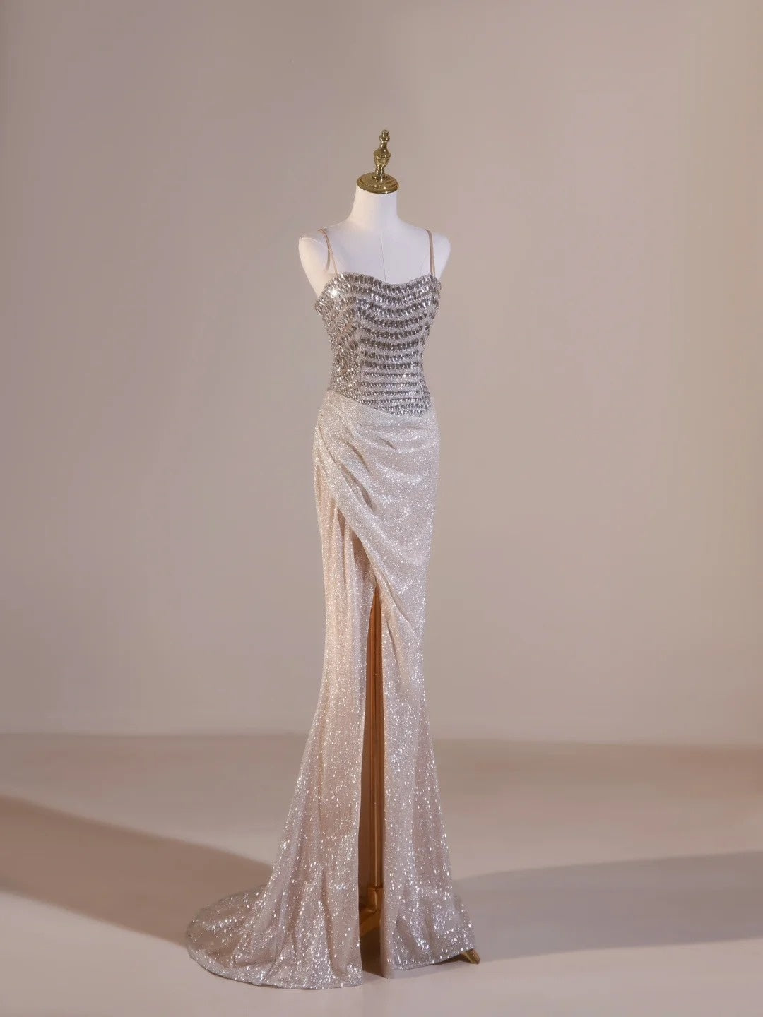 Sexy Meerjungfrauen-Abendkleid mit Spaghettiträgern, Champagner, Perlenstickerei, Schlitz und Wickeloptik – ein beeindruckendes Outfit für den 19. Geburtstag (Abendkleid N238).