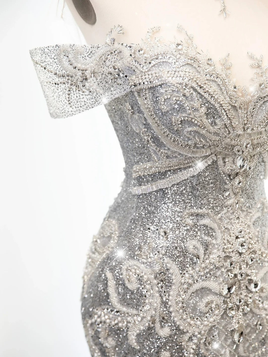 Robe de mariée sirène style conte de fées, épaules dénudées, sequins blancs et corsage perlé, coupe ajustée, référence N673