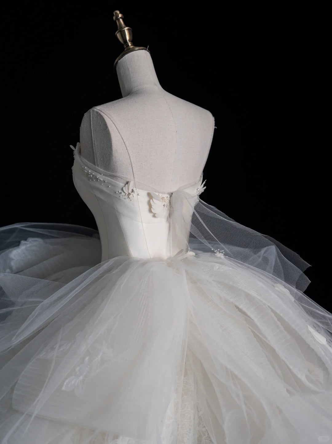 Modern Minimalist Ball Gown Strapless Sleeveless Lace Brides Gown Bridal Dress Wedding Dresses Style RB6562