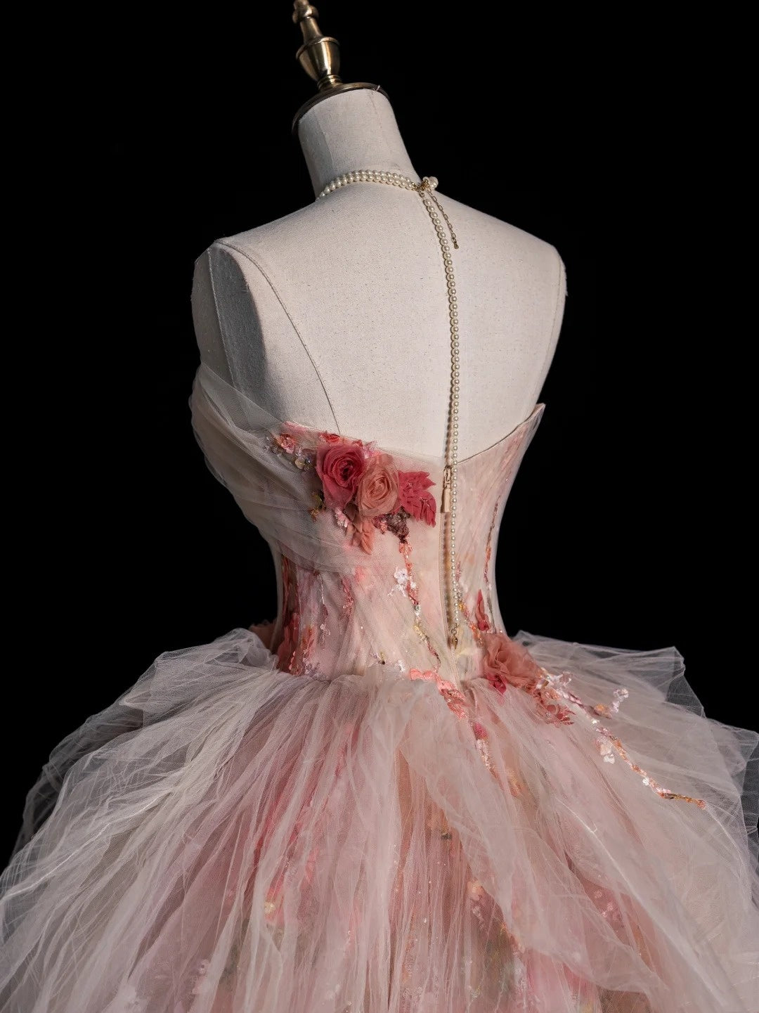 Elegantes, trägerloses Ballkleid aus rosa Tüll mit Blumenmuster – Inspiration für festliche Anlässe und Prinzessinnen-Abendkleider N756