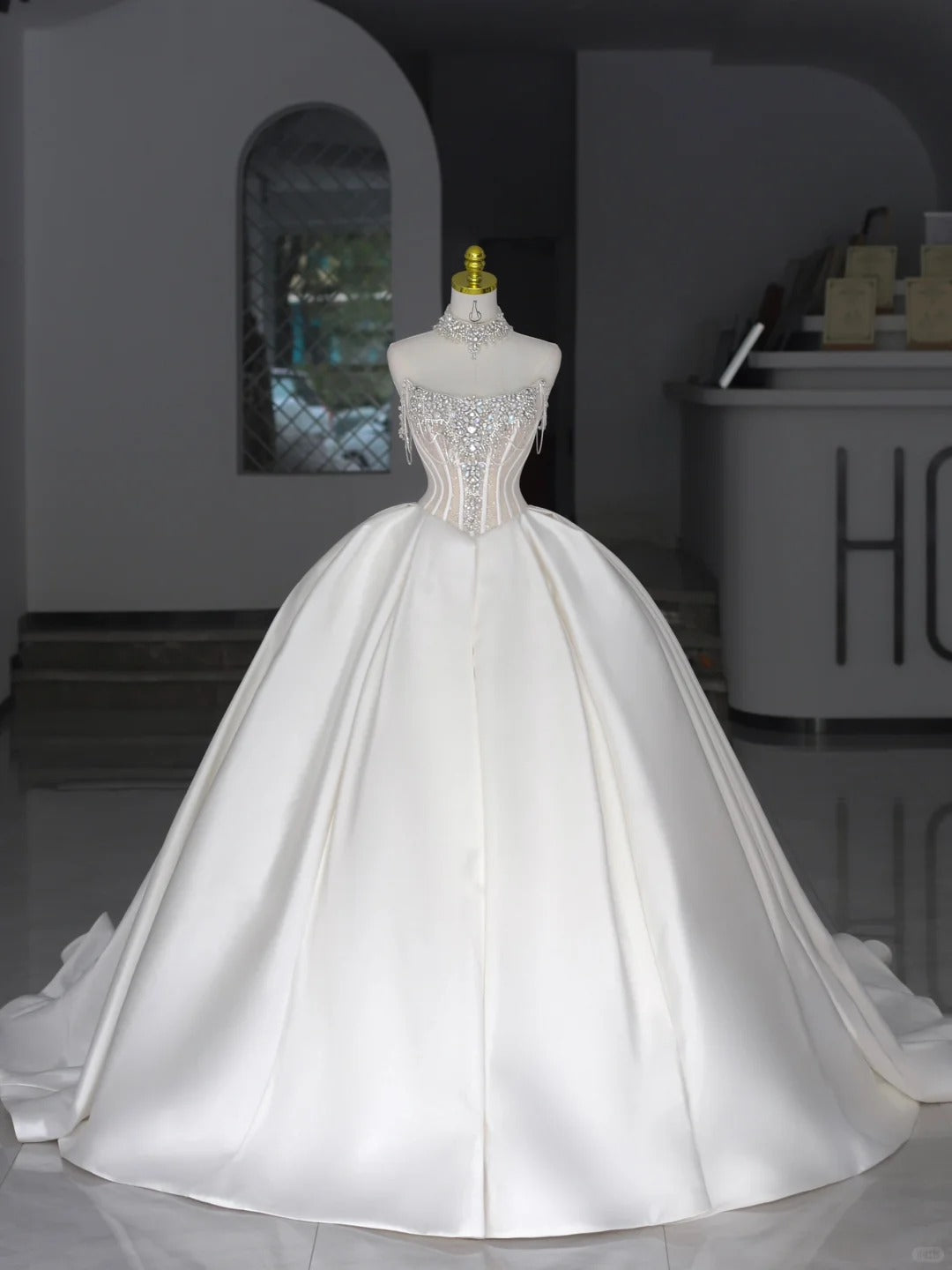 Robes de mariée scintillantes Robe de bal bustier en satin avec perles argentées Robe de mariée longue blanche N2949