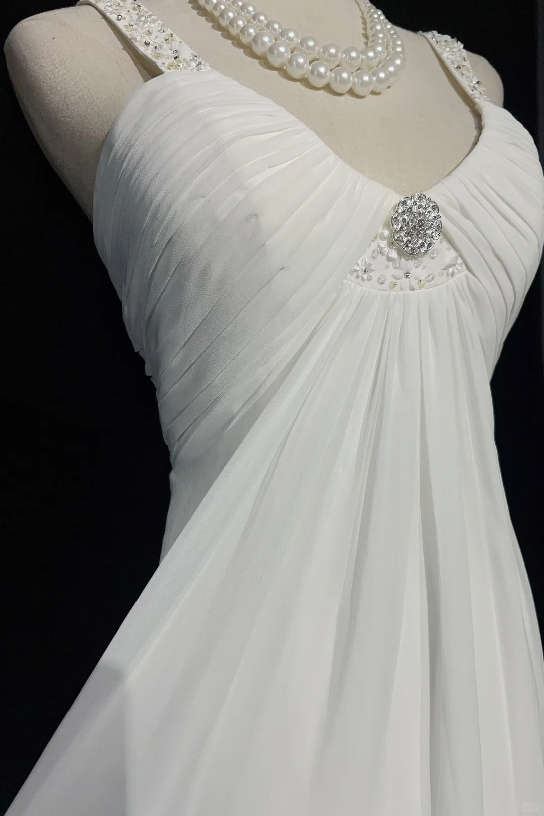 Einfache weiße Abschlussballkleider A-Linie V-Ausschnitt Chiffon Ärmellos mit Perlen Semi-formelles Abendkleid N3820