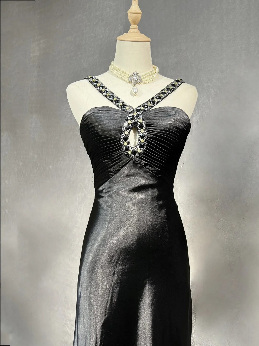 Robes de bal vintage Sirène Licol Années 90 Satin avec perles Longue Robe de soirée formelle N2504