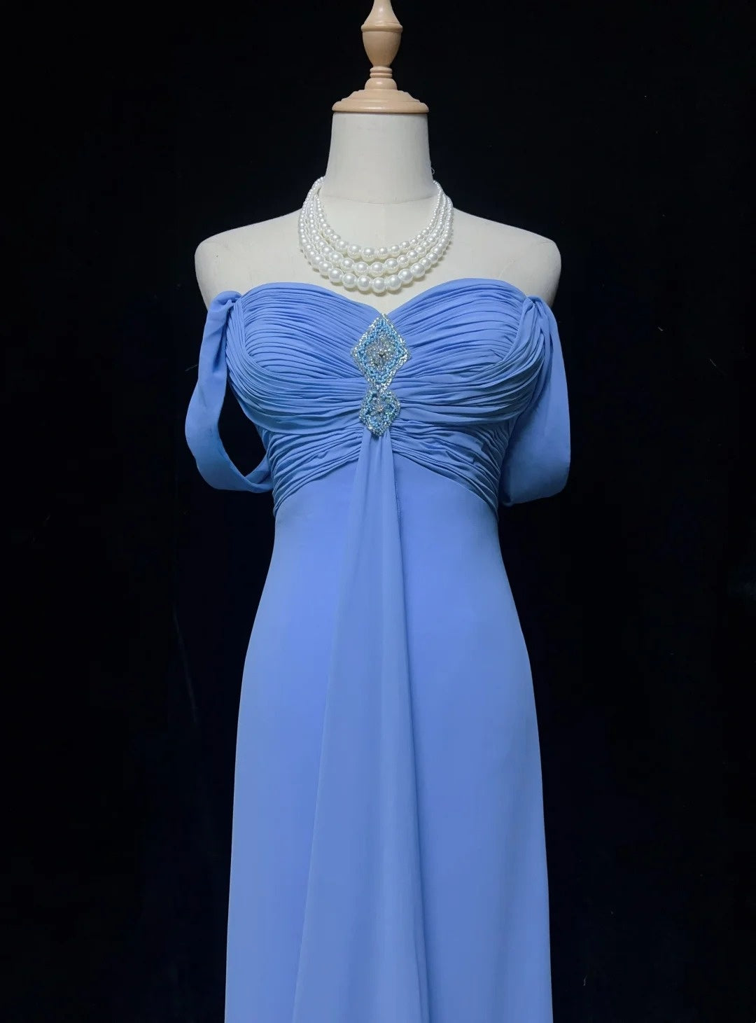 Vintage-Abschlussballkleider A-Linie Off Shoulder Blau Chiffon mit Perlenumhang 1970er Langes Abendkleid N2612