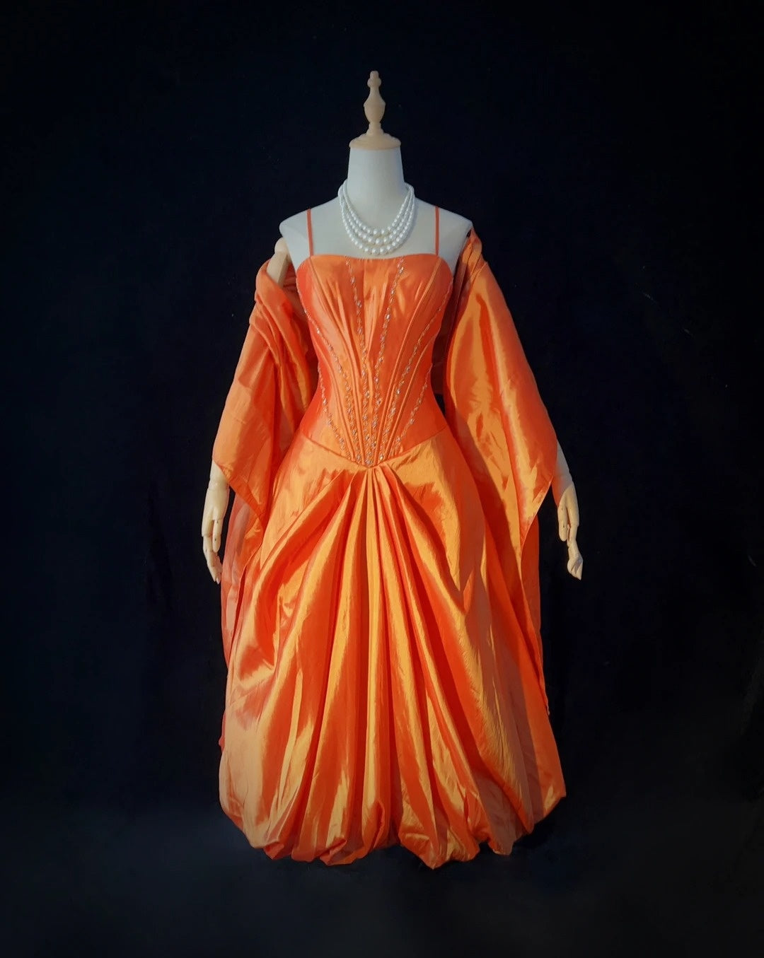Robes de bal intemporelles robe de soirée spaghetti orange taffetas avec cape perlée tenues de soirée N3239