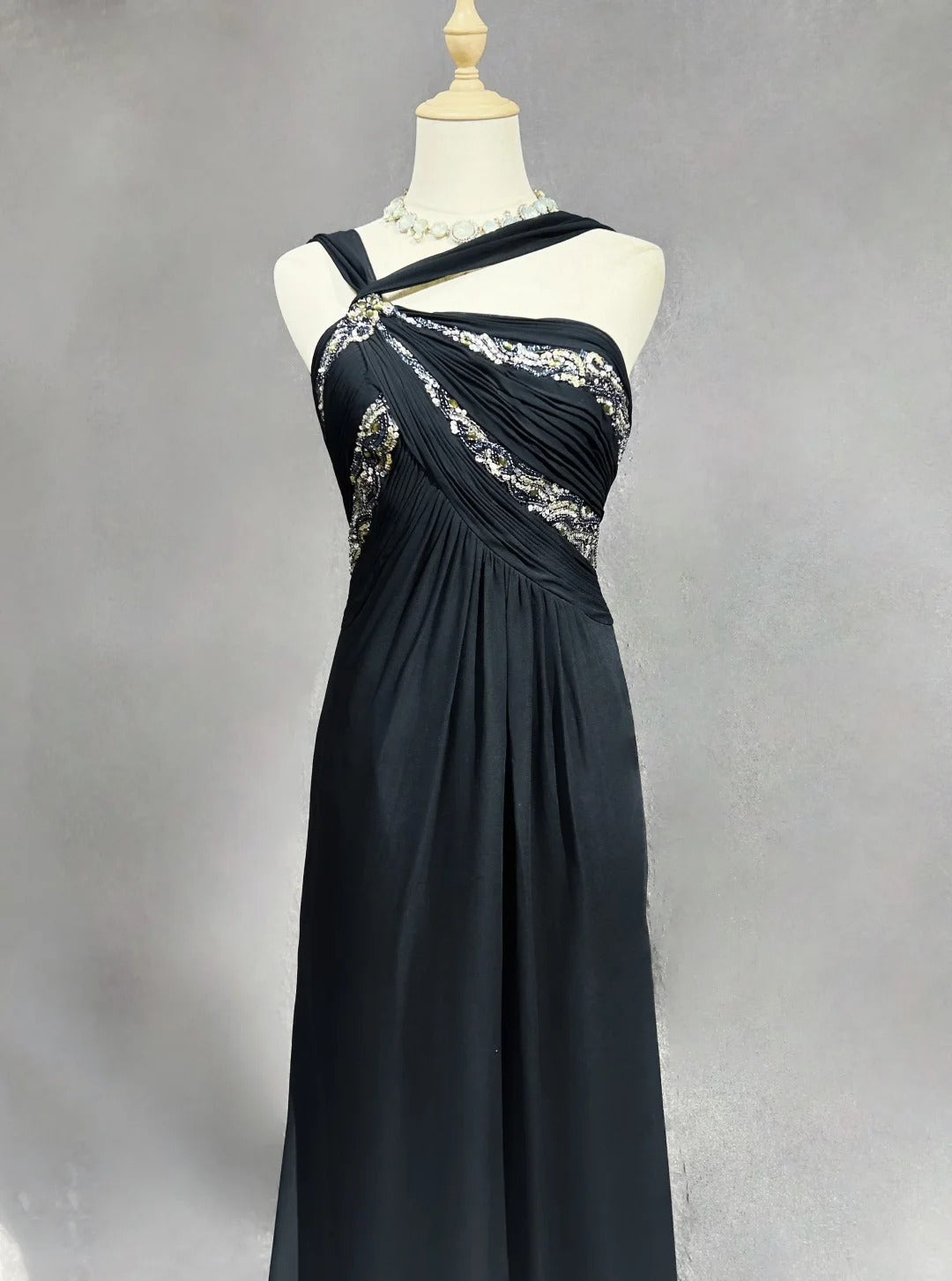 Bescheidene Ballkleider A-Linie Neckholder Schwarz Chiffon Rückenfrei Bodenlang Formelle Abendgarderobe N3484