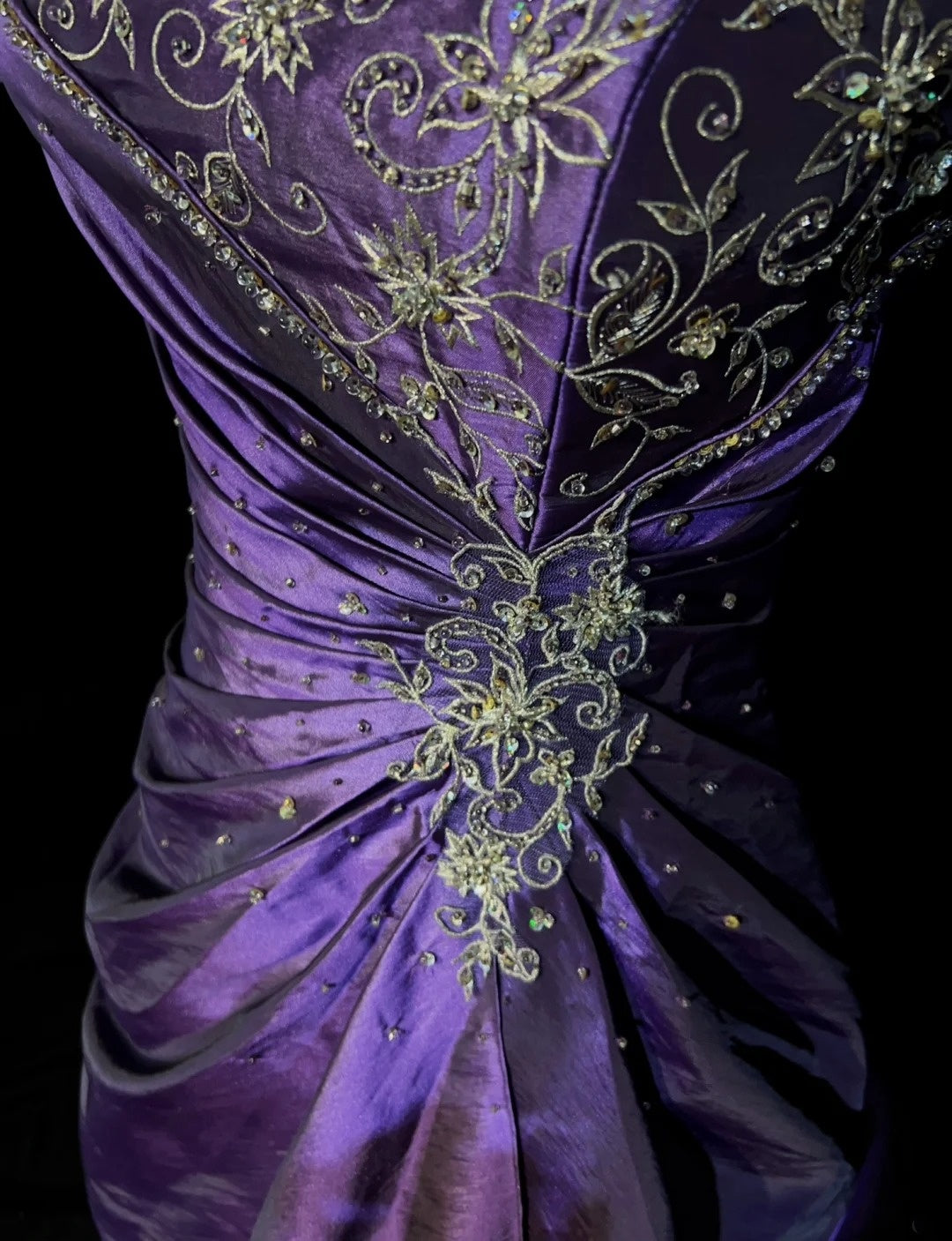 Vintage-Abschlussballkleider Ballkleid Trägerlos Lila mit goldener Spitzenapplikation 80er Jahre Lange Formelle Abendgarderobe N3886