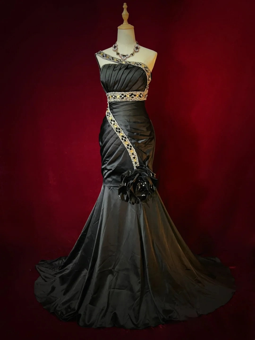 Robes de bal vintage Sirène Asymétrique Satin Noir Années 80 avec perles Tenues de soirée longues N3905