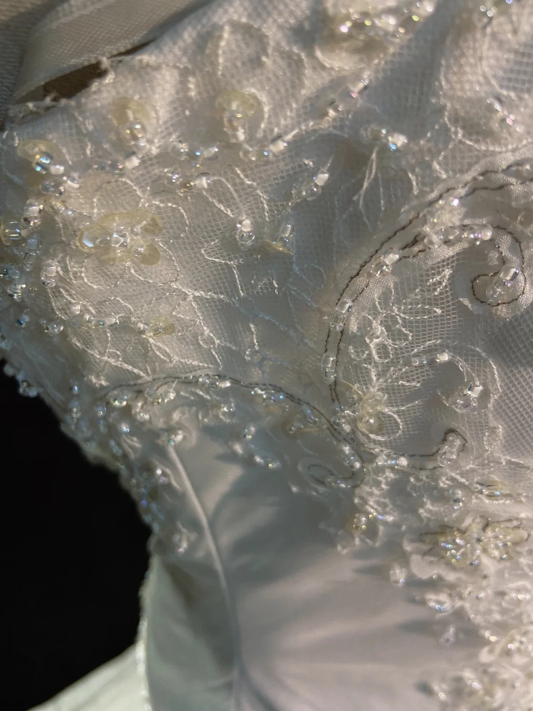 Robes de mariée uniques sirène bustier en satin avec broderies blanches longue robe de mariée N3402