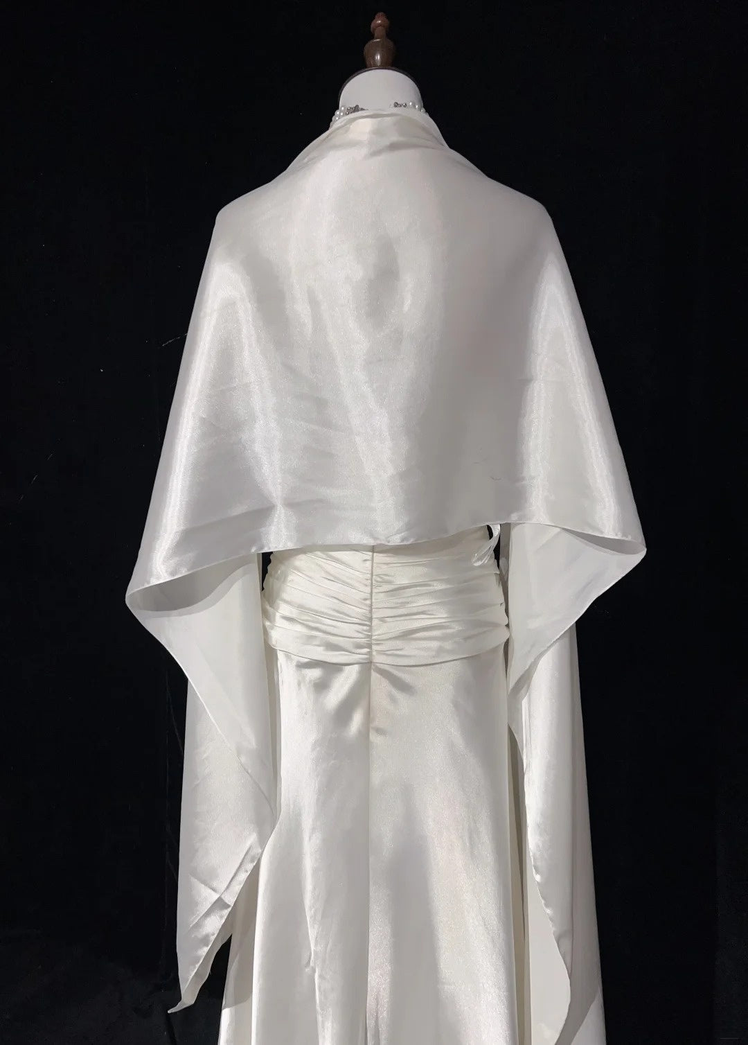 Robes de bal vintage Trapèze Col Haut Satin Blanc Avec Cape Plissée Robe de Soirée Longue Années 1960 N2604