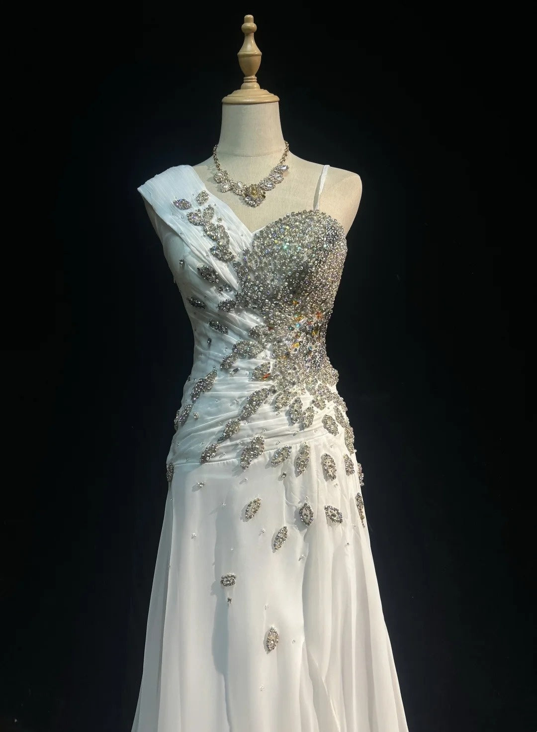 Vintage 90er Abschlussballkleider Meerjungfrau Weiß Chiffon mit Rüschen Silberne Perlen Langes Abschlussballkleid mit Umhang N3035