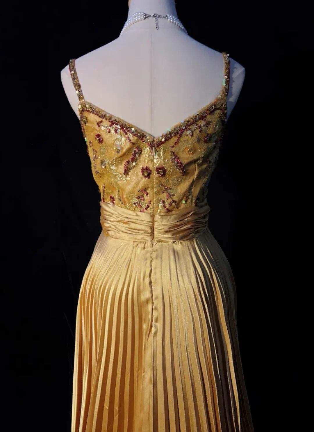 Robes de bal vintage en satin doré coupe trapèze à fines bretelles avec volants et perles, longue robe de soirée N2501